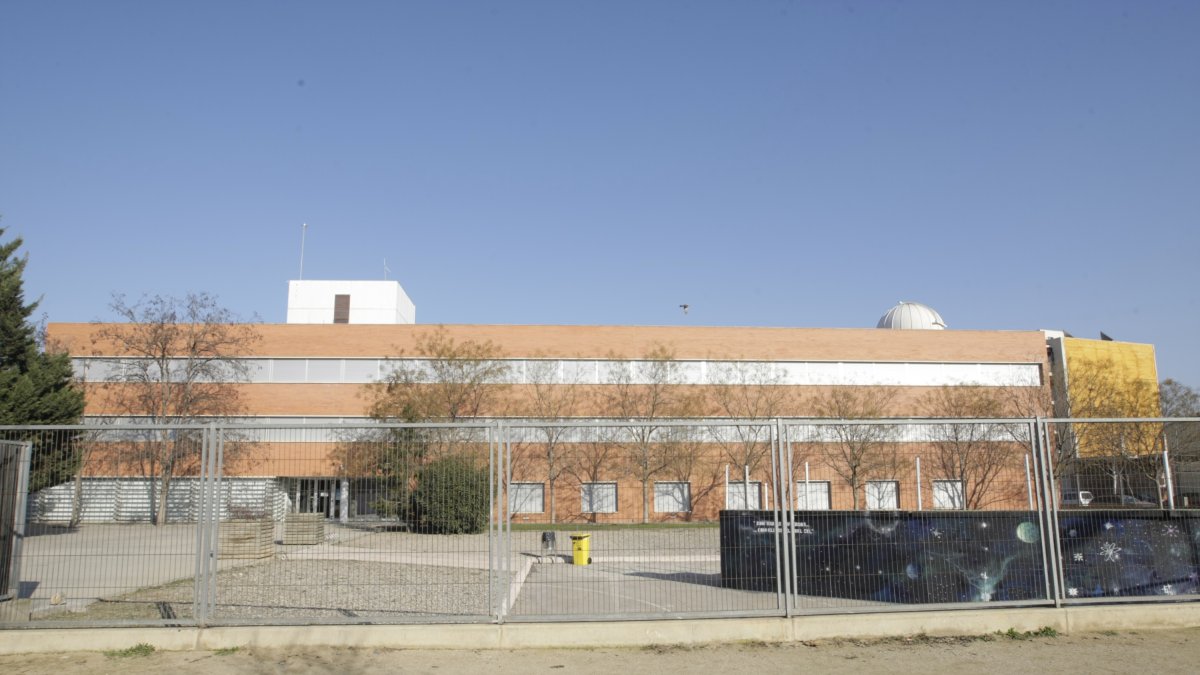 La fachada del instituto Maria Rúbies de Lleida, en el barrio de la Bordeta.