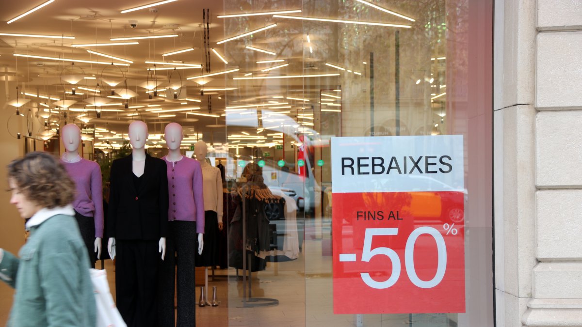 Un cartel anuncia rebajas de hasta el 50%.