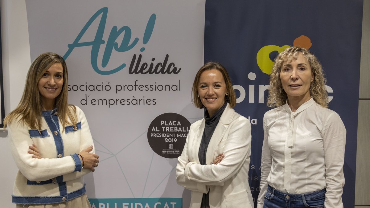 Laia Rogel, Laura Sánchez y Sara Sampietro presentaron los actos. - ROGER BARRAGÁN
