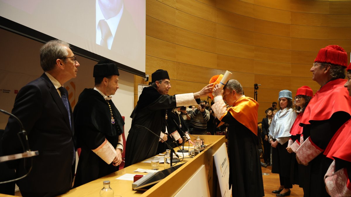 Santos recibe de Puy el birrete como Doctor Honirs Causa ante el resto de rectores del Campus Iberus. - AMADO FORROLLA