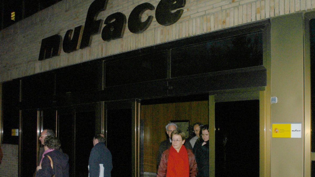 Imatge d’arxiu de funcionaris en acabar la seua jornada laboral a la seu de la Mutualitat de Funcionaris de l’Estat (MUFACE), a Madrid.