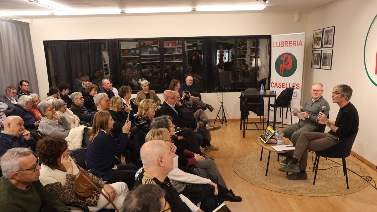 Ple a la llibreria Caselles, ahir a la presentació de la nova novel·la de Juan Cal, amb Lluís Caelles. - AMADO FORROLLA