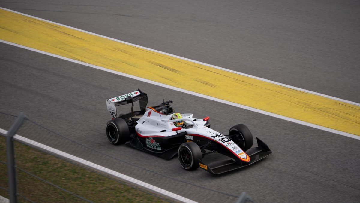 Mari Boya, rodant amb el seu vehicle al Circuit de Barcelona-Catalunya, a Montmeló.