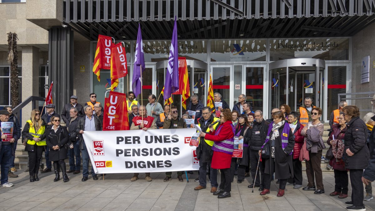 Un moment de la protesta davant la delegació de l’AEAT. - ROGER BARRAGÁN