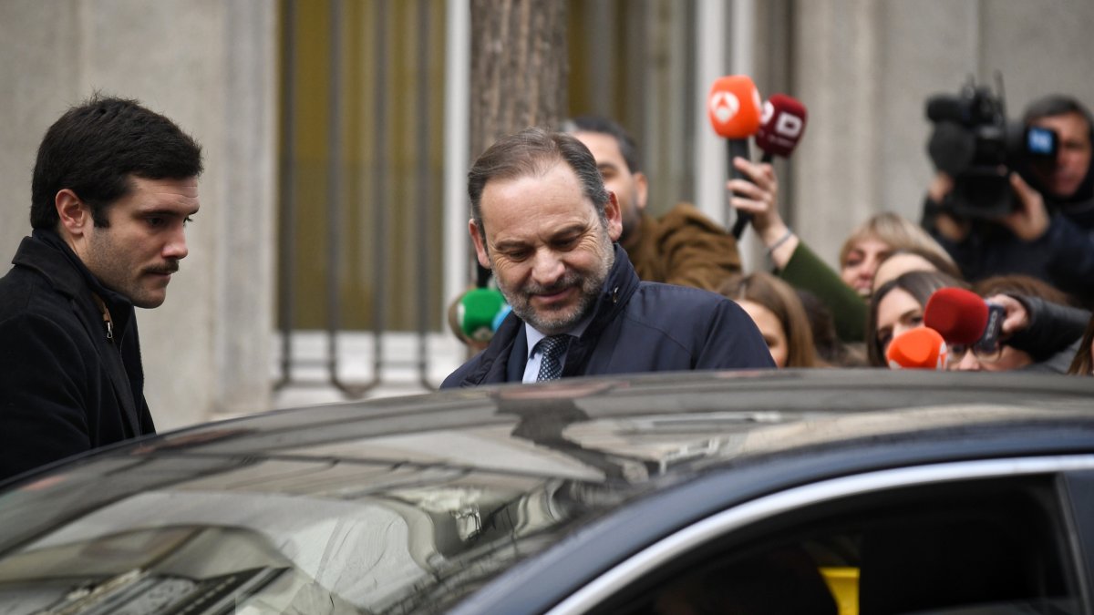 L’exministre de Transports José Luis Ábalos entra en un cotxe després de declarar al Tribunal Suprem. - FERNANDO SÁNCHEZ / EUROPA PRESS