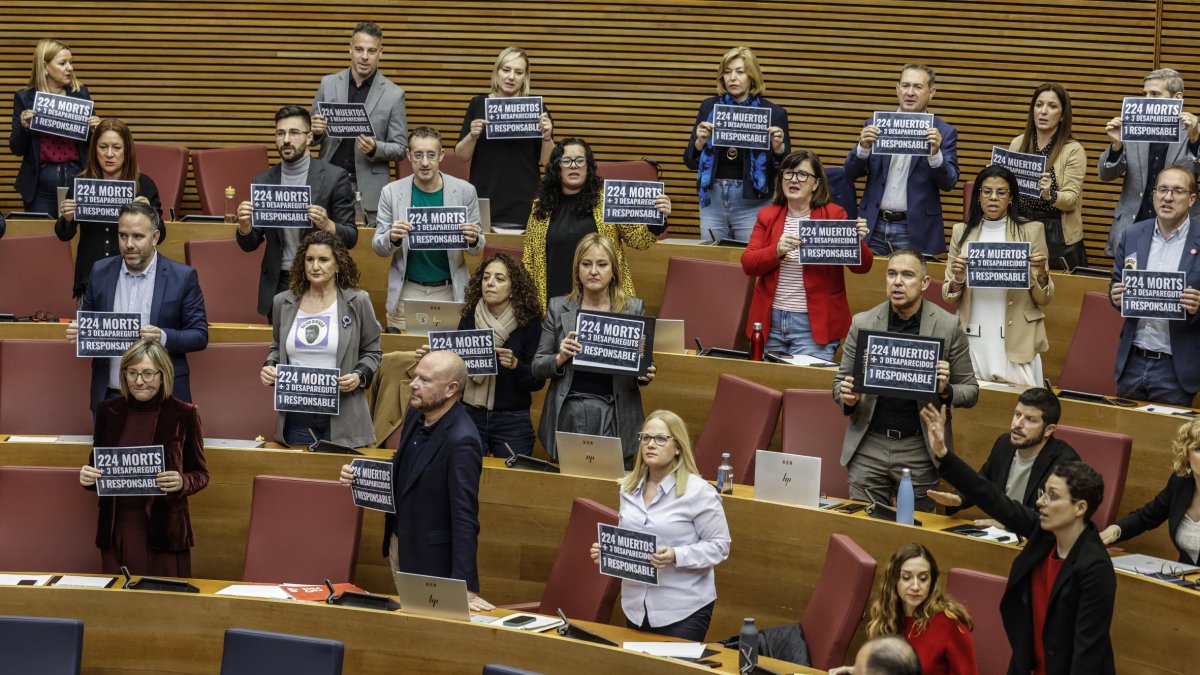 Diputats valencians amb cartells demanant cessar Mazón. - ROBER SOLSONA / EUROPA PRESS