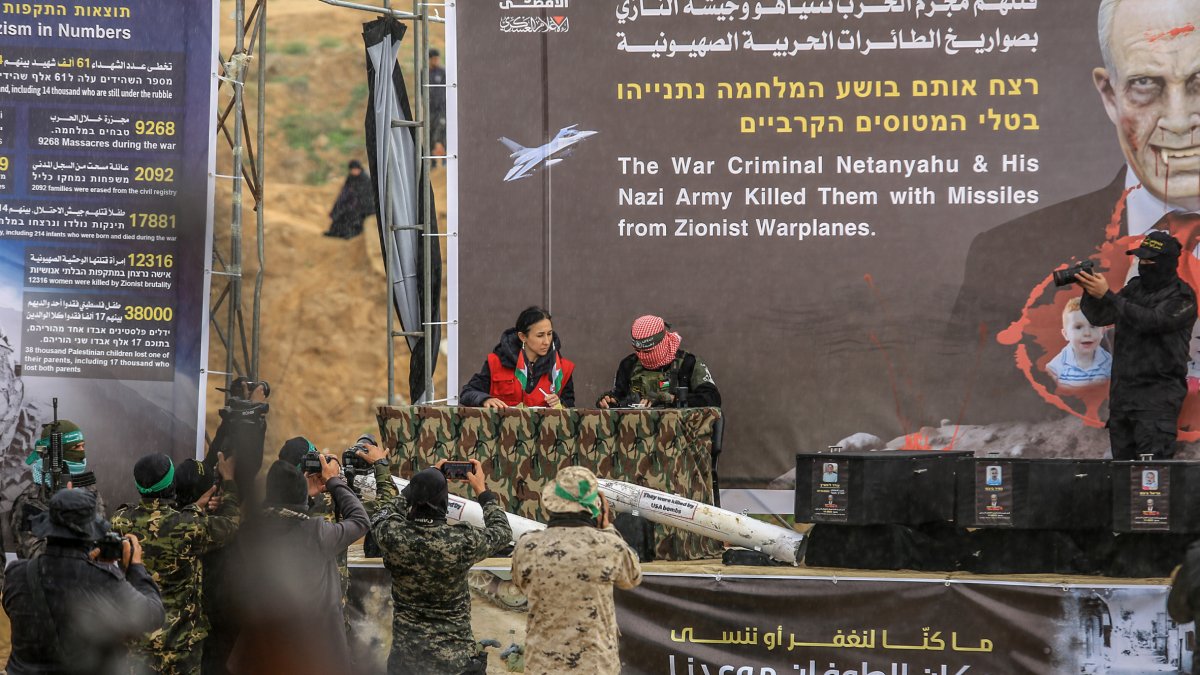 Els quatre taüts sobre l’escenari, amb la imatge de Netanyahu presentat com un vampir. - ABED RAHIM KHATIB / DPA