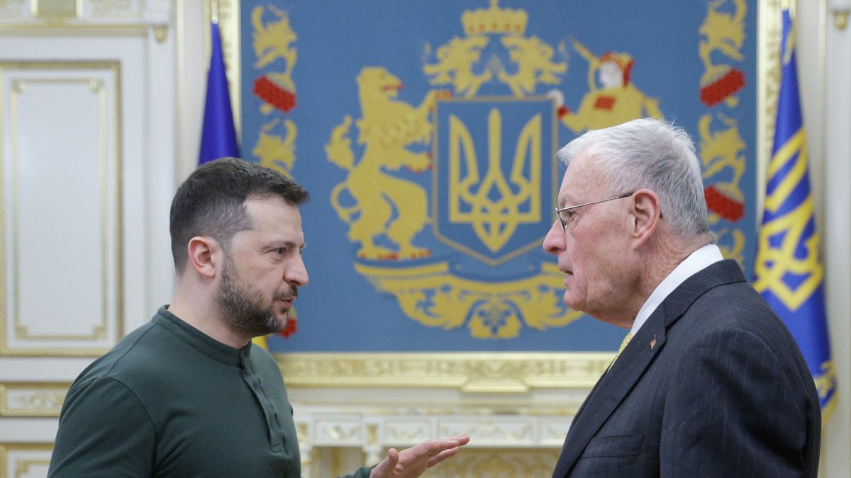 Volodímir Zelenski amb l’enviat nord-americà Keith Kellogg. - EFE/EPA/SERGEY DOLZHENKO