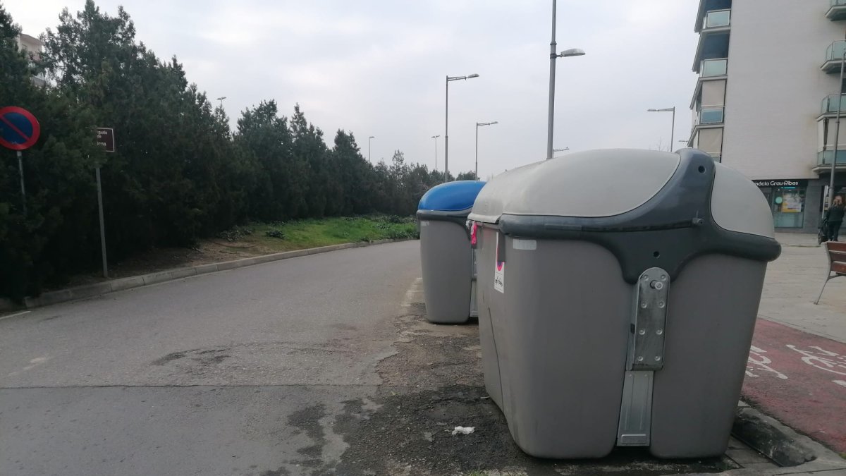 Contenidor reposat ahir a l’avinguda Barcelona. - MAGDALENA ALTISENT