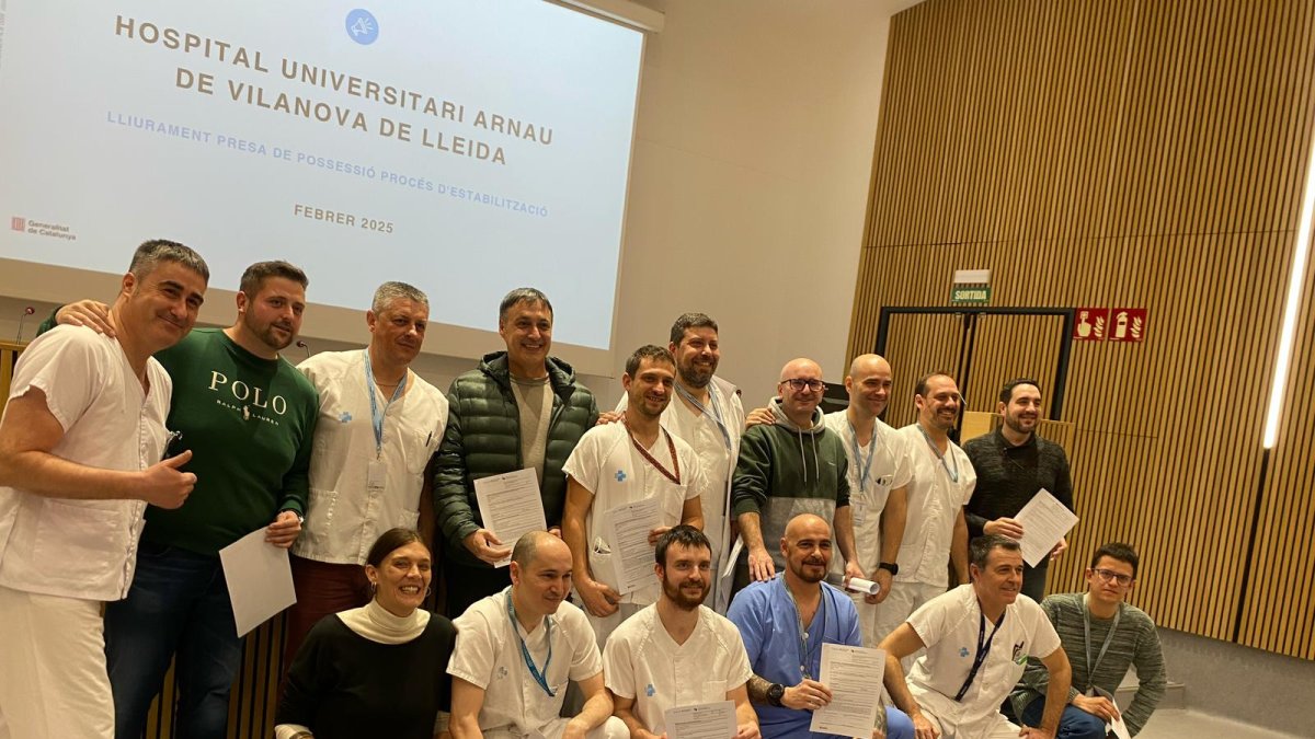 Un grup de professionals sanitaris de l’Arnau mostrant les certificacions. - ICS LLEIDA