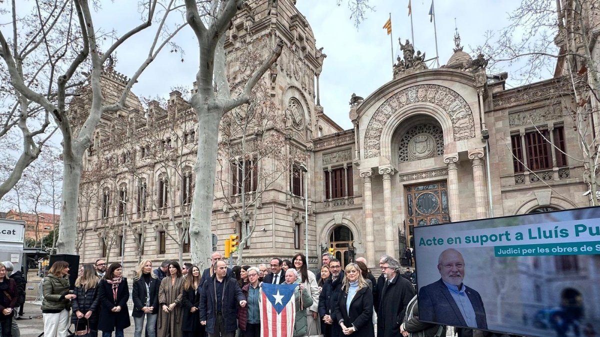 Acte de suport a l’exconseller de Cultura Lluís Puig ahir a les portes del TSJC, organitzat per Junts. - EUROPA PRESS