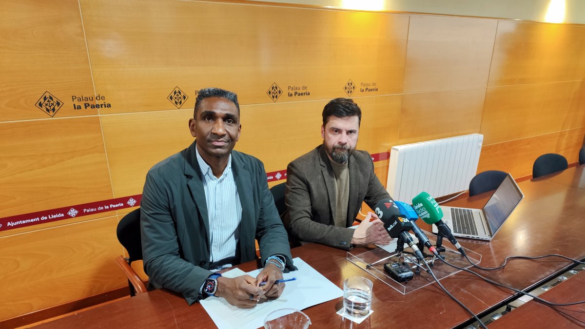 Jackson Quiñónez i Carlos Enjuanes, ahir davant dels mitjans. - JCMC