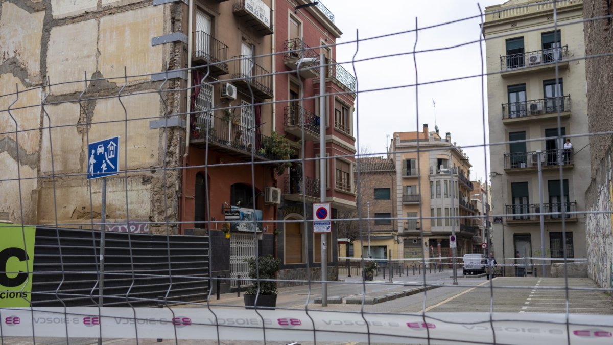 La tanca que talla el tram del carrer del Nord on es troba el bloc desallotjat. - ROGER BARRAGÁN