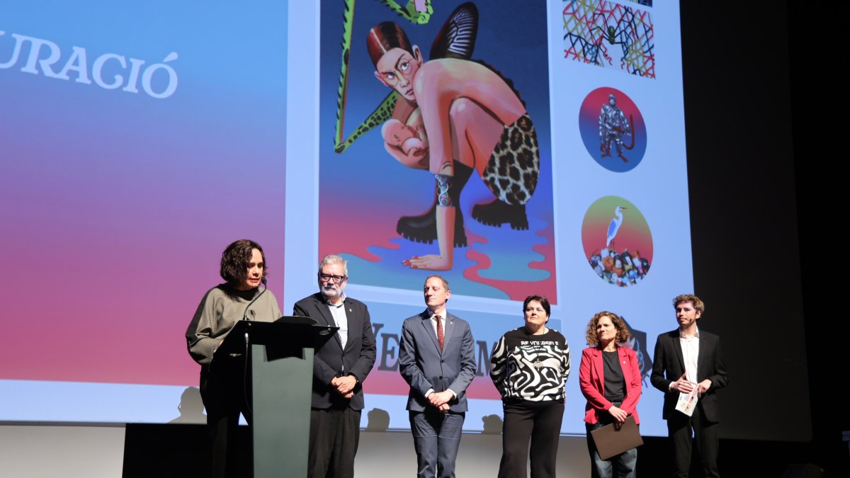 La directora, Carolina López, ayer junto a Fèlix Larrosa, José Crespín, Estefania Rufach, Sònia Hernández y el presentador, Abraham Orriols. - AMADO FORROLLA