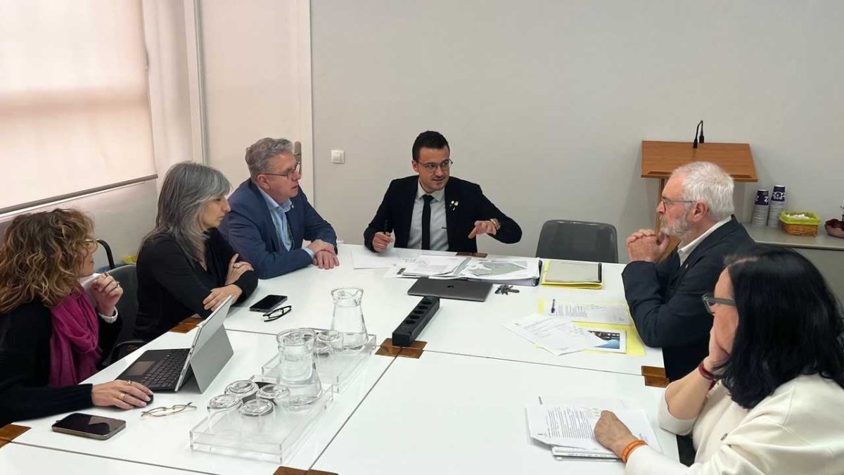 El baixador de Raimat- La diputació de Lleida va mostrar ahir el seu suport a la reivindicació que Raimat disposi d’un baixador dins del nucli de Rodalies Lleida-Montsó i a la línia de tren de Saragossa a la capital de Ponent, segons van manifestar ahir el president i el vicepresident de la corporació provincial, Joan Talarn i Sandra Castro, als responsables de l’entitat local. - DIPUTACIÓ DE LLEIDA