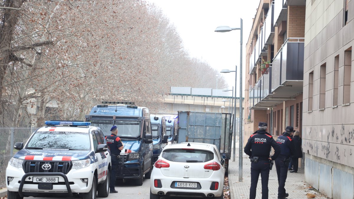 Un fuerte despliegue policial acompañó a la comitiva judicial que debía ejecutar los desalojos, y que se llevaron a cabo sin incidentes. - MAGDALENA ALTISENT