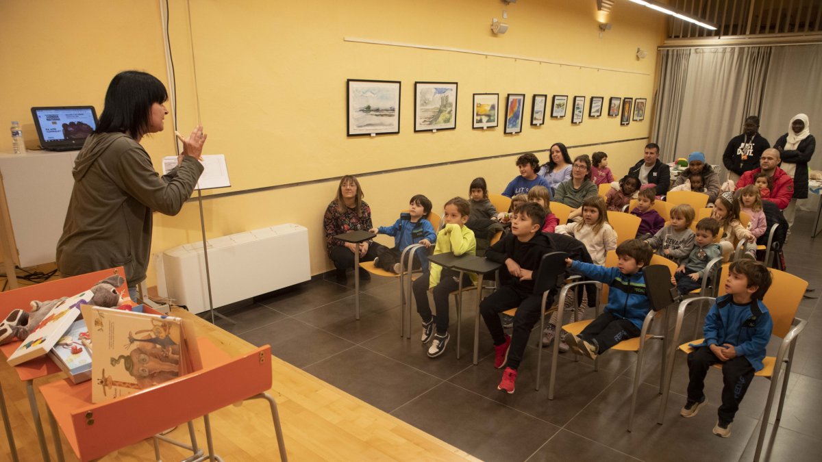 Ramona Térmens va explicar un conte del Senegal dilluns passat. - C.MARSIÑACH