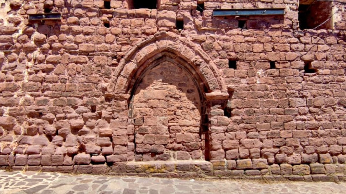 Antigua puerta gótica de la Iglesia de la Virgen de Medina de Vilamur (Foto: COOLTUR Turismo Cultural).