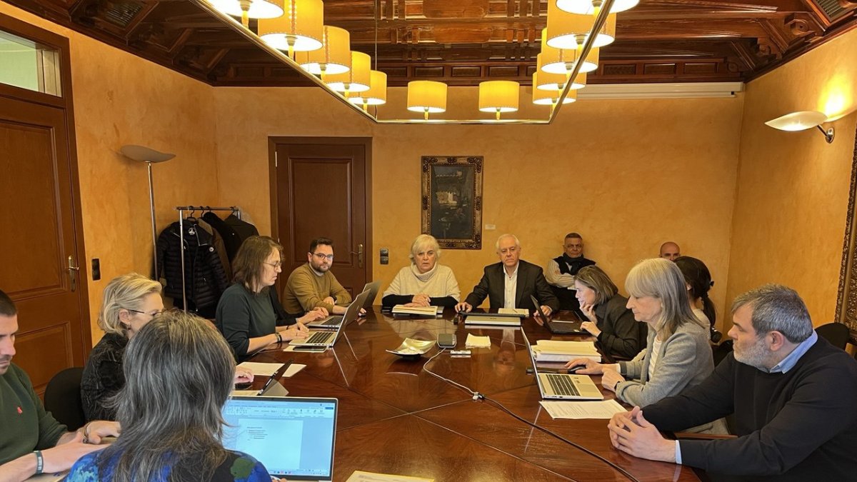 Imagen de la comisión de Buen Gobierno celebrada ayer. - PAERIA