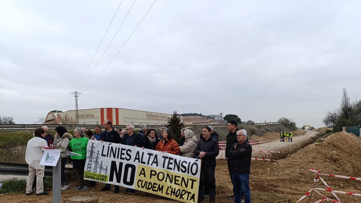 Els integrants de la plataforma Lleida contra la MAT i, al fons, les obres de la línia d’evacuació. - S.E.