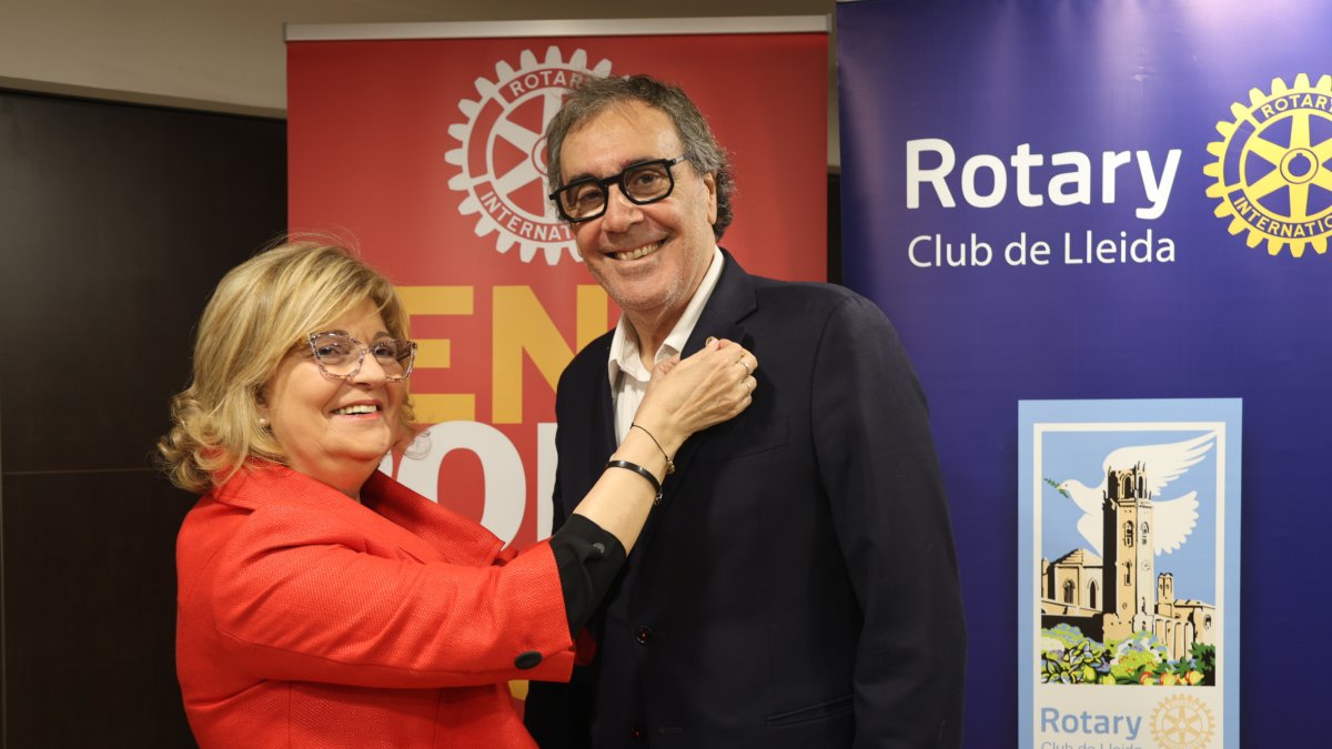 Maite Utgés, presidenta del Rotary Club de Lleida, imponiendo la distinción a Tatxo Benet ayer. - AMADO FORROLLA