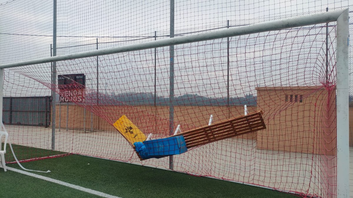Una banqueta, llançada darrere d’una de les porteries de l’estadi del Juneda.