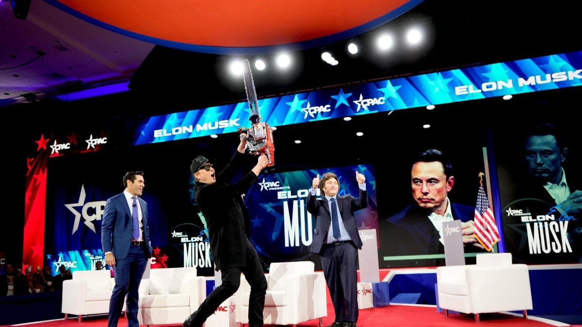 Elon Musk gesticula amb la motoserra que li va regalar el president argentí, Javier Milei. - PRESIDÈNCIA DE L’ARGENTINA