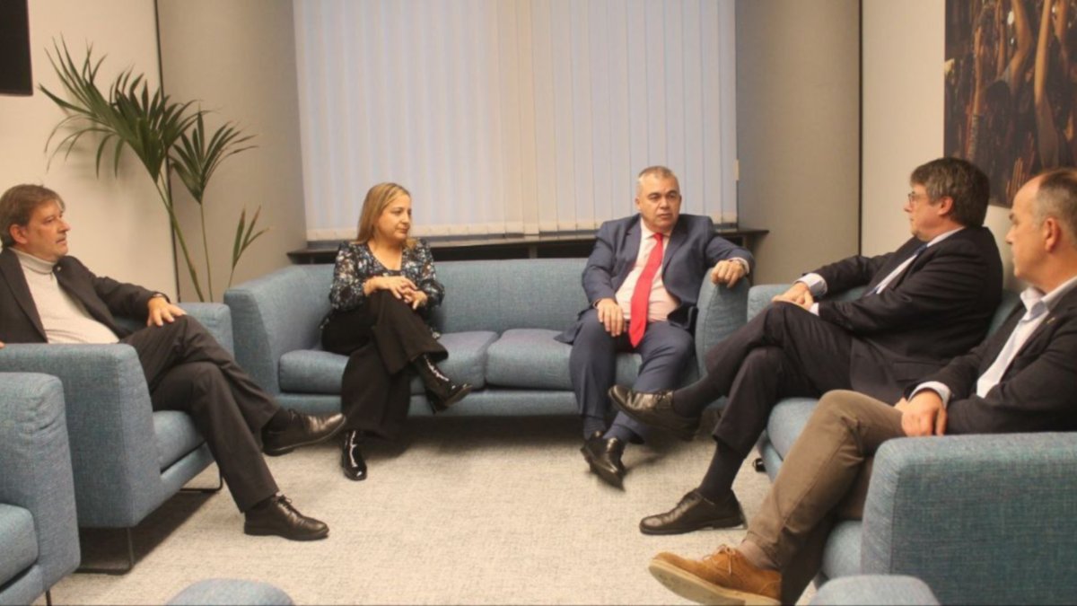 Imatge d’una de les reunions entre el socialista Santos Cerdán i el líder de Junts, Carles Puigdemont.