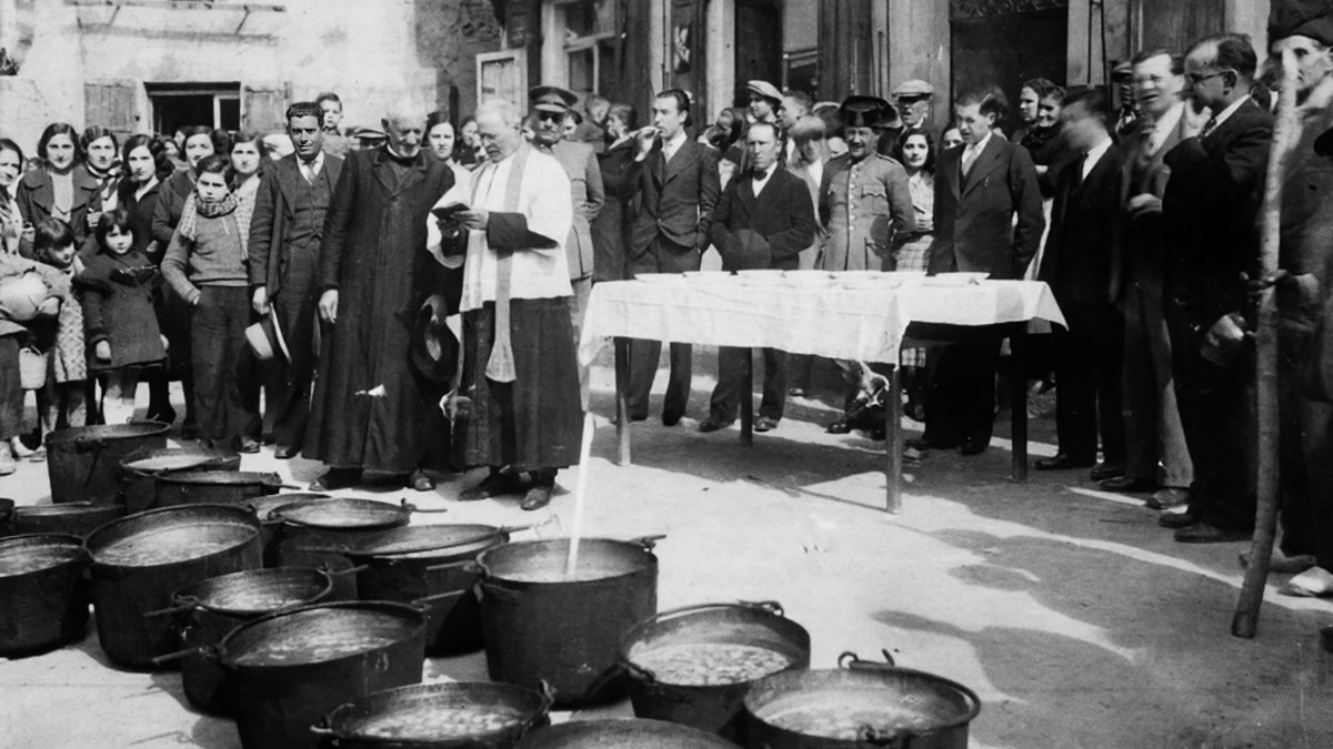 Imatges datades el 1935, 1952 i 1967 de la benedicció de Lo Ranxo davant la corporació municipal i autoritats, l’elaboració i el repartiment del brou entre els veïns. - ARXIU GRÀFIC DE PONTS / JOAN SALVIA