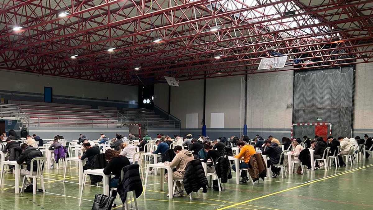 Pruebas para cubrir tres nuevas plazas de agentes en Tàrrega- El Pavelló Municipal d’Esports de Tàrrega acogió ayer la primera prueba del proceso para seleccionar a tres nuevos agentes para la policía local de la capital del Urgell. Un total de 66 candidatos optan a estas plazas, y el resto de pruebas se llevarán a cabo entre martes y el jueves de la próxima semana. - AJUNTAMENT DE TÀRREGA