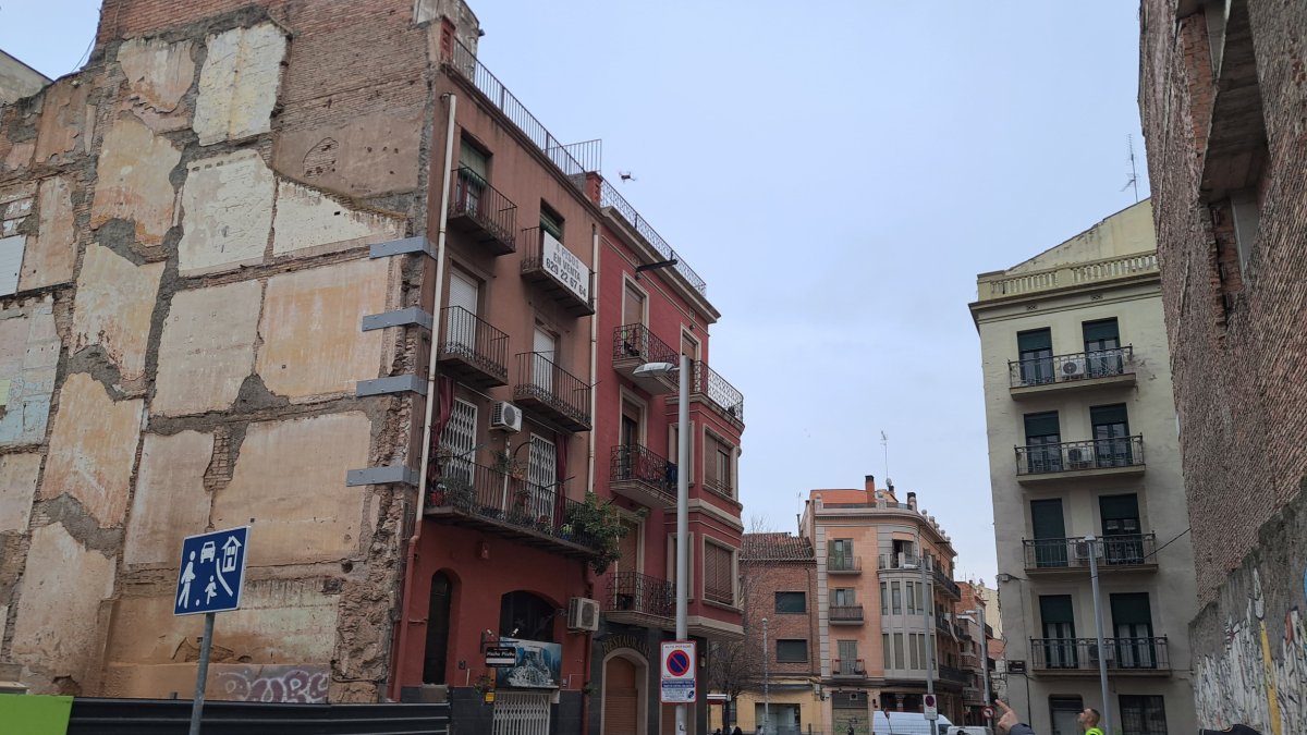 La Guàrdia Urbana va inspeccionar el bloc amb un dron per veure com rescatar els gats atrapats. - SCD