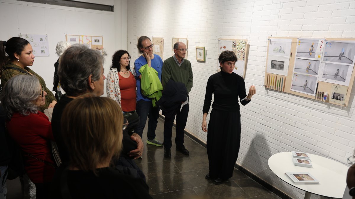 Espai Cavallers- La cineasta brasilera establerta a Portugal Carina Corso va oferir una visita guiada a l’Espai Cavallers a l’exposició sobre el making of del seu més recent curtmetratge, Maleza, en el qual explora la vida i les seues contradiccions. - AMADO FORROLLA