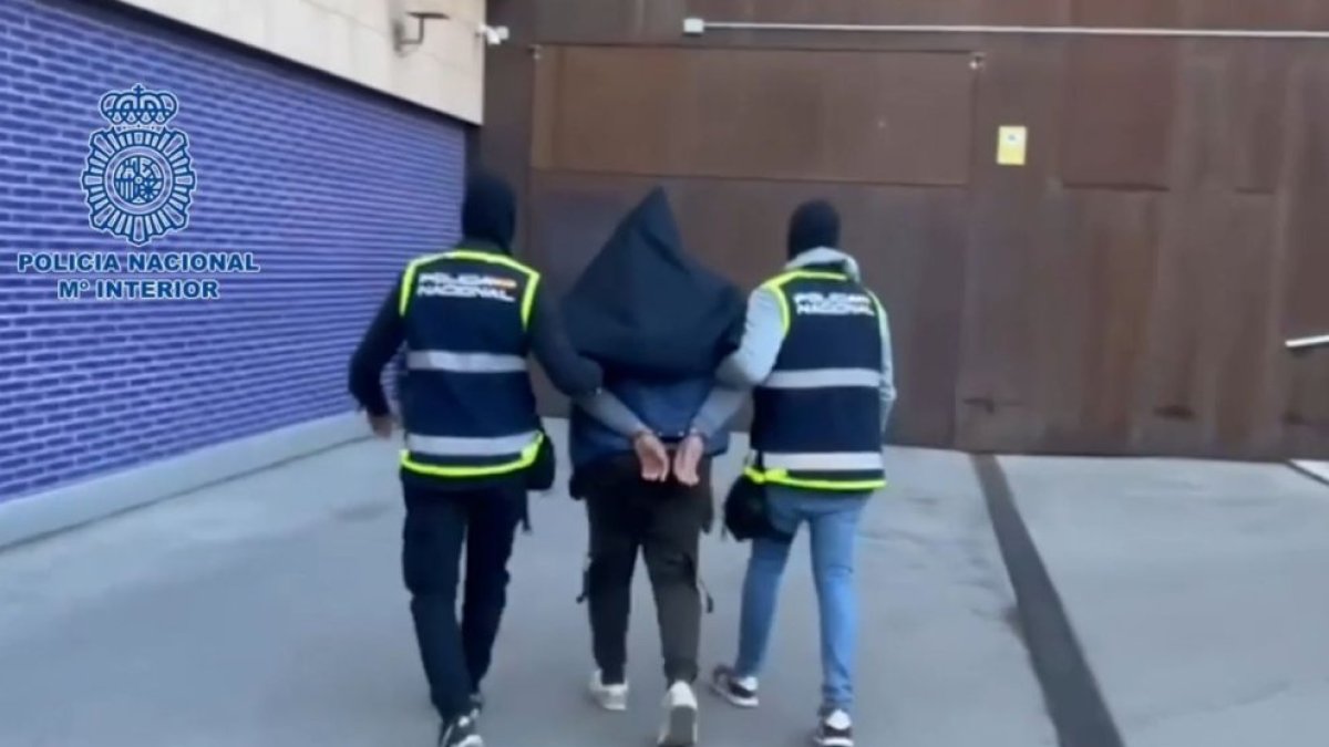 Imatge d’arxiu del procediment de deportació d’un sospitós de radicalisme.