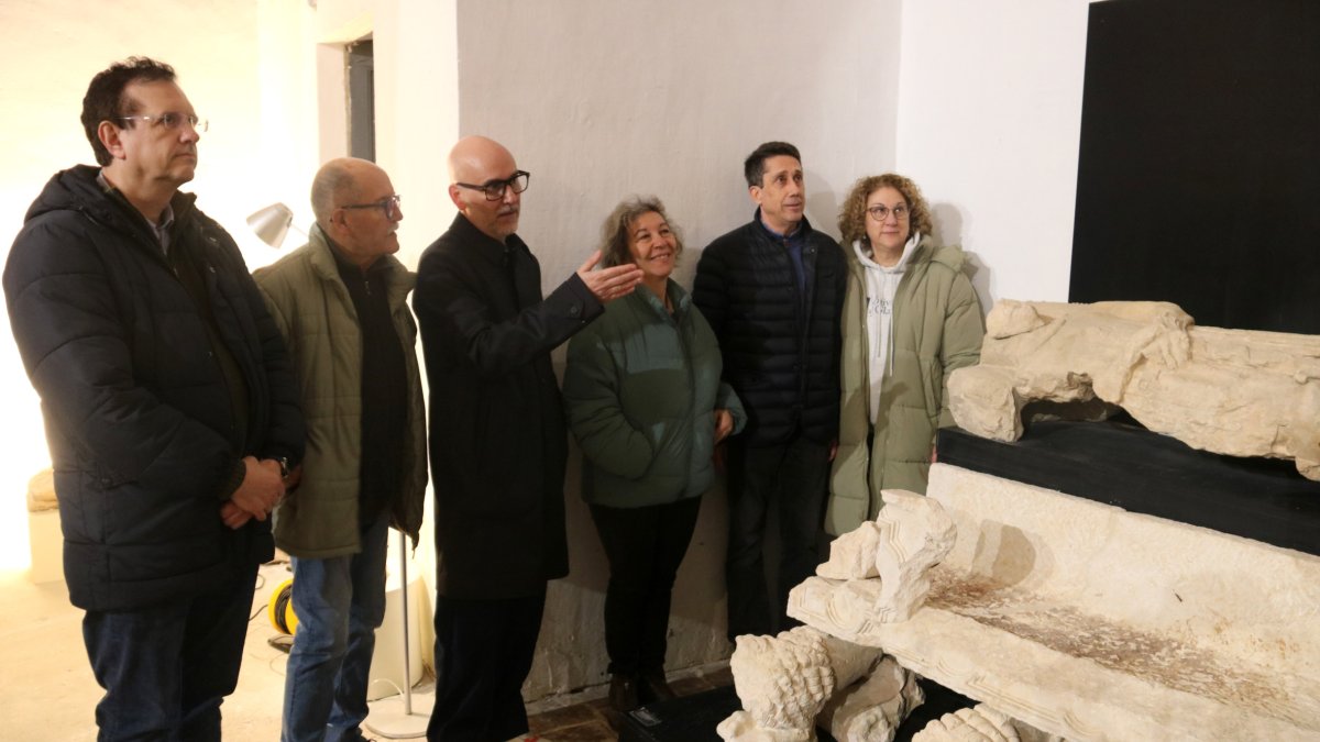 Acto de presentación ayer de la pieza recuperada en la iglesia de Sant Vicenç d’Àger. - ALBA MOR/ACN