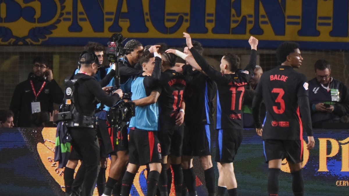 Jugadors del Barça celebren el gol de Ferran Torres en el temps afegit, que va certificar la victòria i el liderat. - EFE