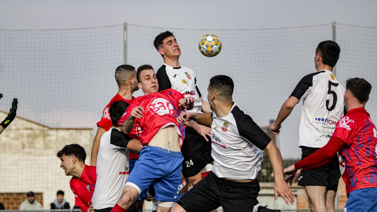 Una acció del partit amb jugadors dels dos equips disputant la pilota. - INGRID SEGURA