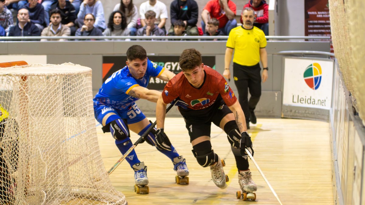 Munné conduce la bola con Nico Ojeda persiguiéndole. - ANIOL MORAL