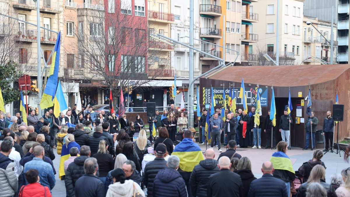 Solidaritat a Lleida amb el poble ucraïnès- La plaça Ricard Viñes de Lleida va ser de nou ahir l’escenari d’una concentració en suport al poble ucraïnès en el tercer aniversari de la invasió russa. L’Organització de les Nacions Unides ha posat el focus en “els continus atacs, el terror psicològic, els desplaçaments i les penúries” que ha patit la població ucraïnesa en aquests tres anys de conflicte bèl·lic. - AMADO FORROLLA