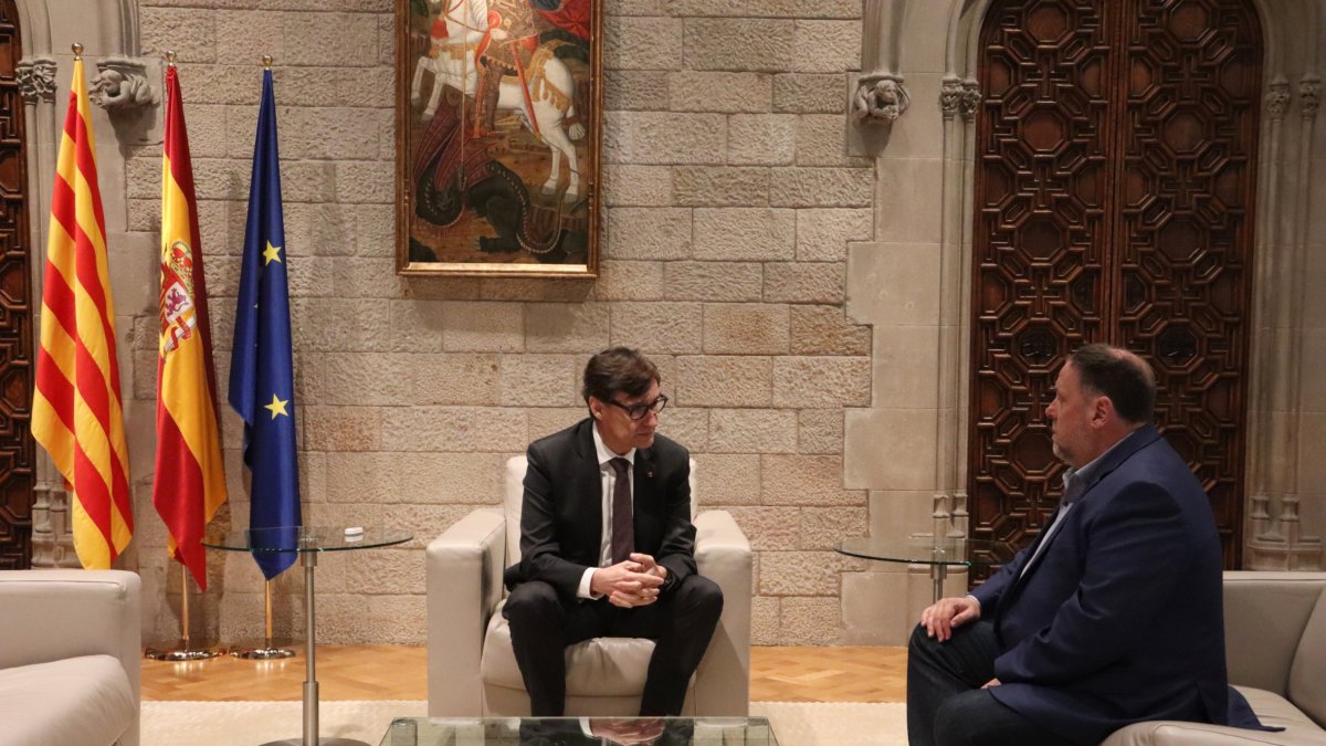 Un moment de la reunió entre Salvador Illa i Oriol Junqueras al Palau de la Generalitat. - LAURA FIGUIS/ACN