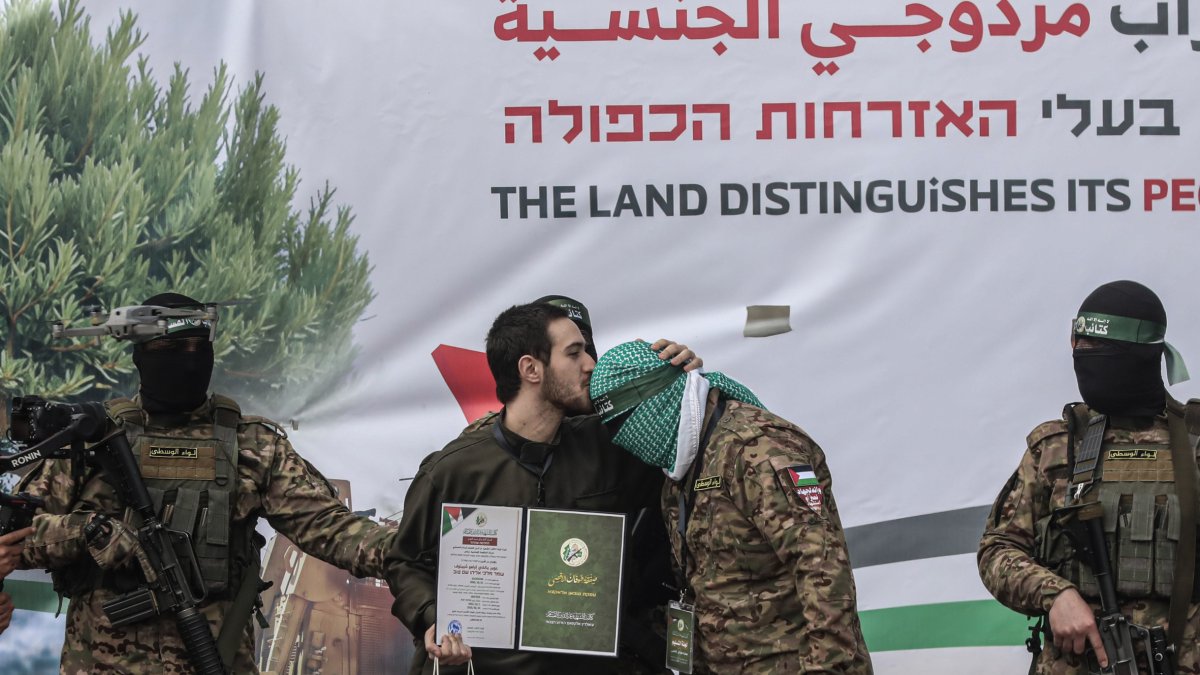 Un dels ostatges alliberats va besar els seus capturadors. - OMAR ASHTAWY APAIMAGES / APA IMAG / DPA