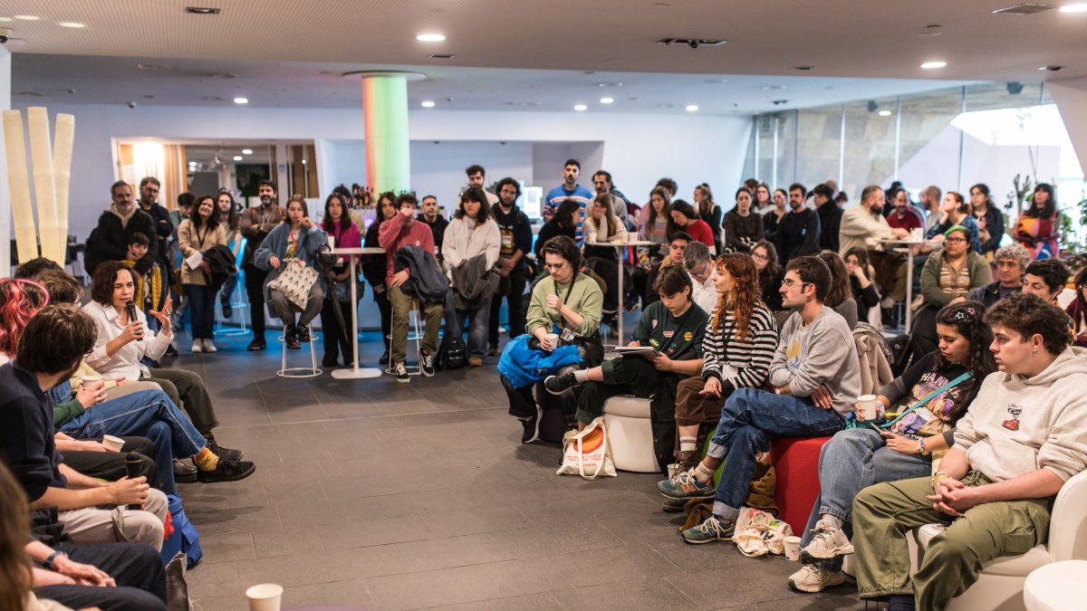 Cafè de cine- La cafeteria Davall de la Llotja també es va omplir a primera hora del matí per assistir al ja tradicional Cafè amb els cineastes de cada edició d’Animac, una trobada distesa entre artistes i estudiants i aficionats de l’animació. - DAVID DEL VAL