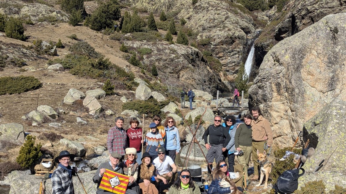 Excursionistes vestits com a començaments del segle XX a la Vall Fosca - ALBERT SANGENÍS