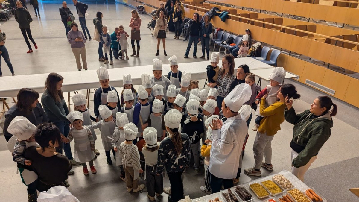 Ponts mostra als més petits com preparar el típic Ranxo - J.T.