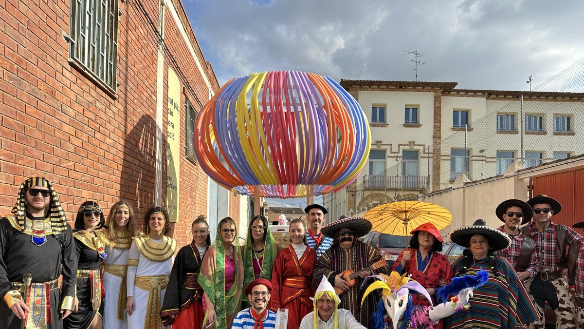 El Carnaval llenó de color el sábado las calles de Seròs. - AJUNTAMENT DE SERÒS