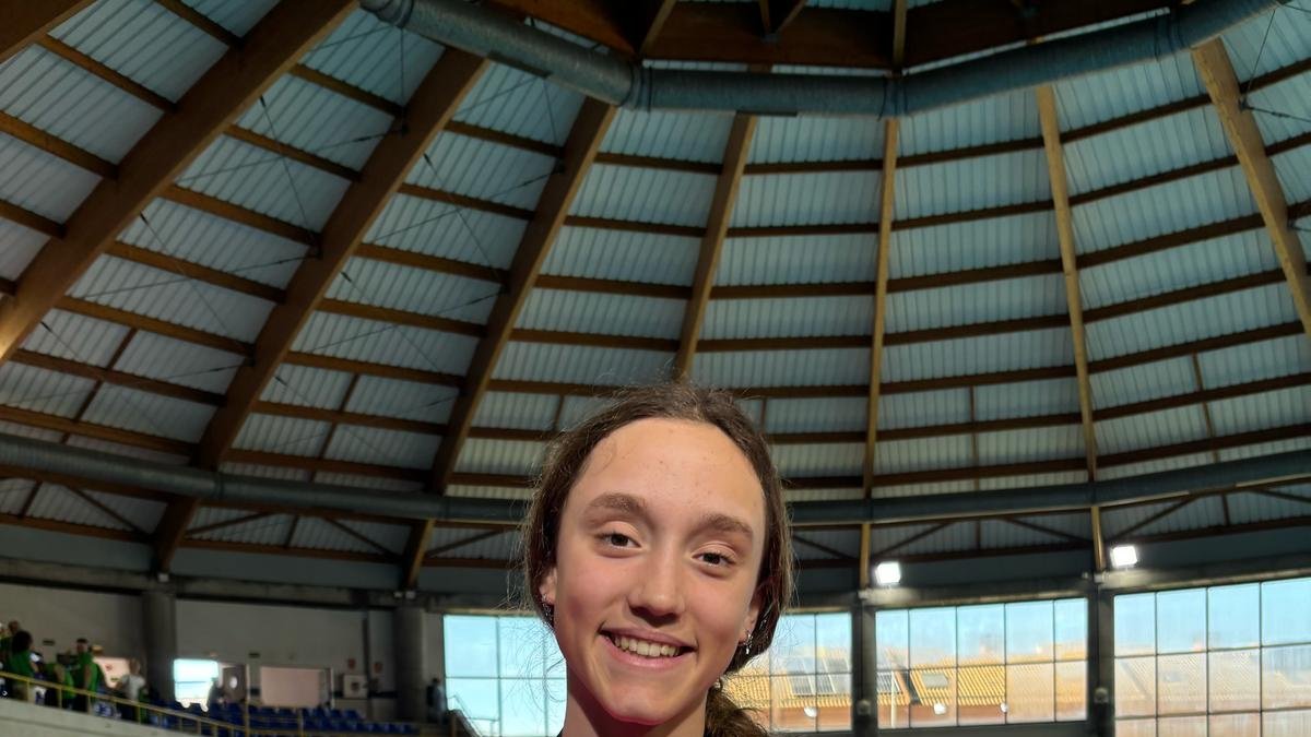 Sara Mateu, amb el seu trofeu de subcampiona d’Espanya.