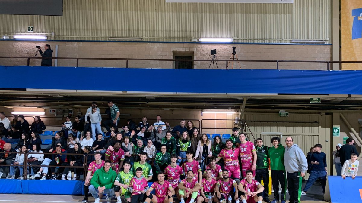 L’equip va estar acompanyat a Reus per seguidors lleidatans. - BALÀFIA VÒLEI