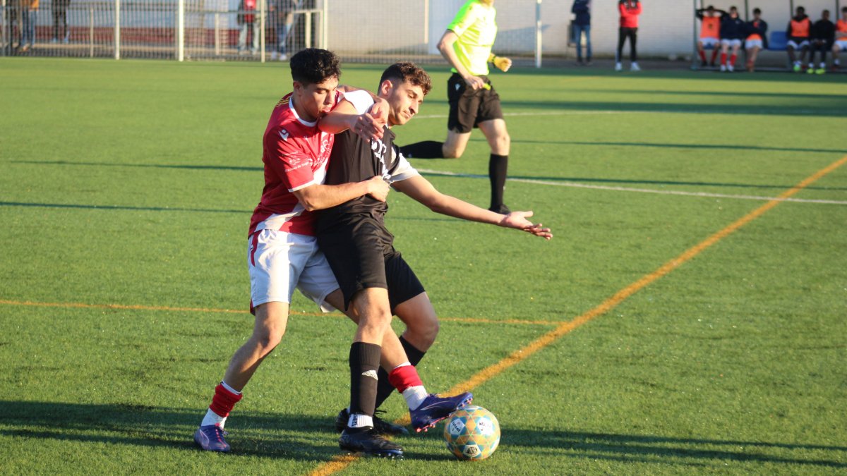 Un jugador del Artesa y uno del Natació Terrassa forcejean en la disputa de un balón. - JOAN BOVÉ