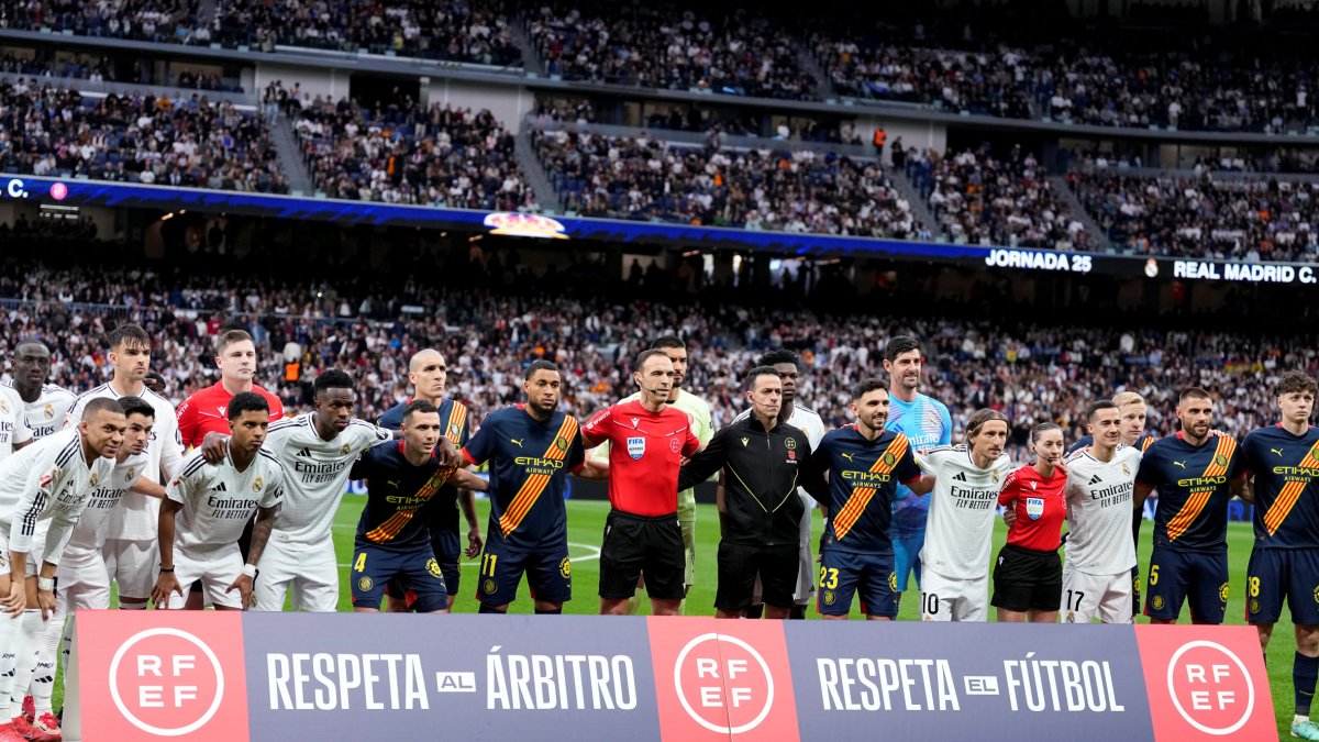 Jugadors de tots dos equips, amb pancarta de suport als àrbitres. - EFE