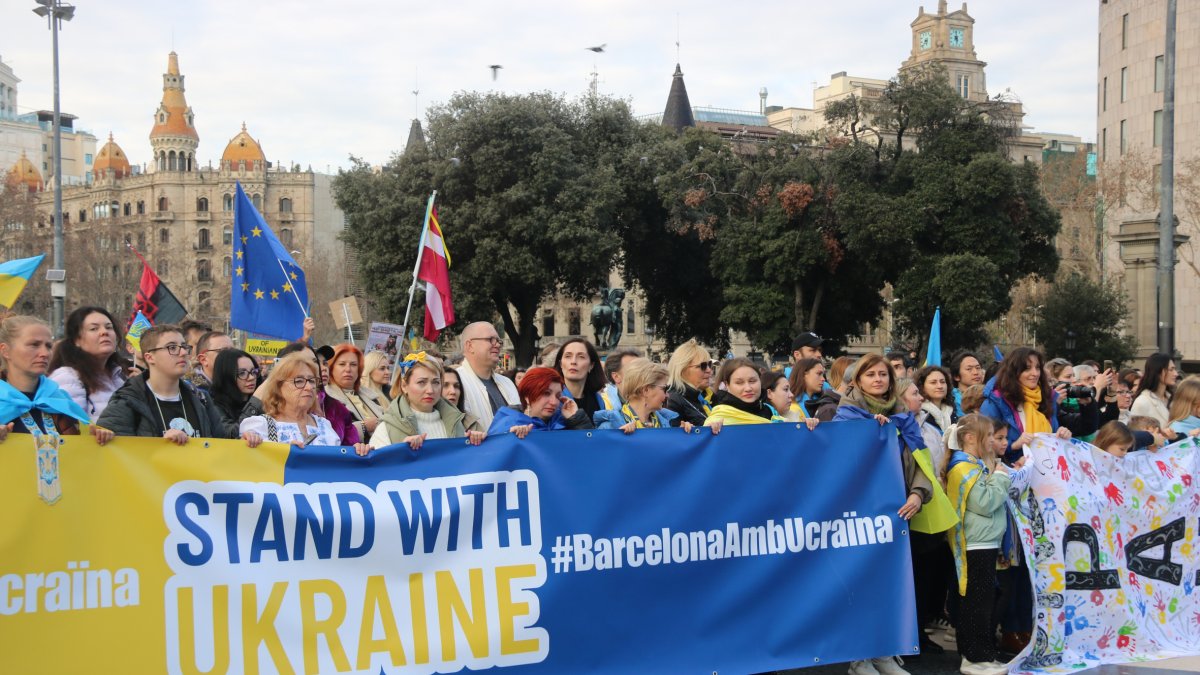 Cabecera de la manifestación ayer en Barcelona de la comunidad ucraniana en Catalunya. - ACN