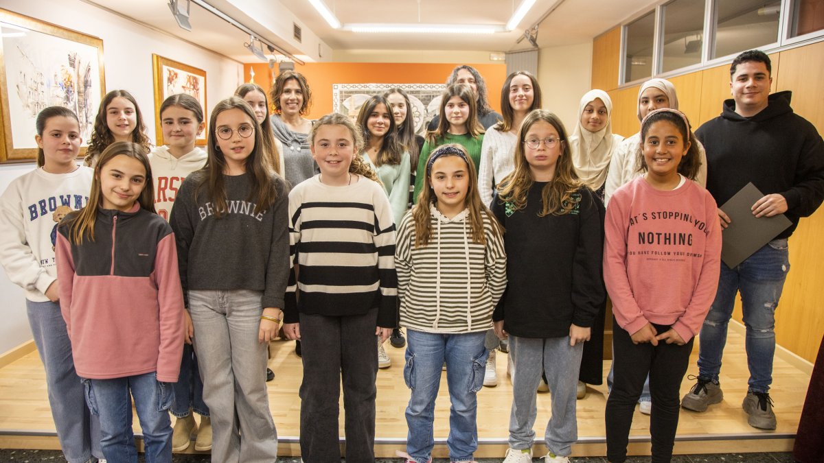 Foto de grup dels representants del nou Consell d’Infants i Adolescents amb les autoritats. - LAIA PEDRÓS